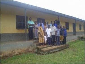 Op bovenstaande foto staan de onderwijzers samen met de chief en zijn broer weergegeven voor het Christel community school block