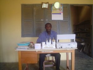 De heer Kwaku Ananse aan zijn bureau